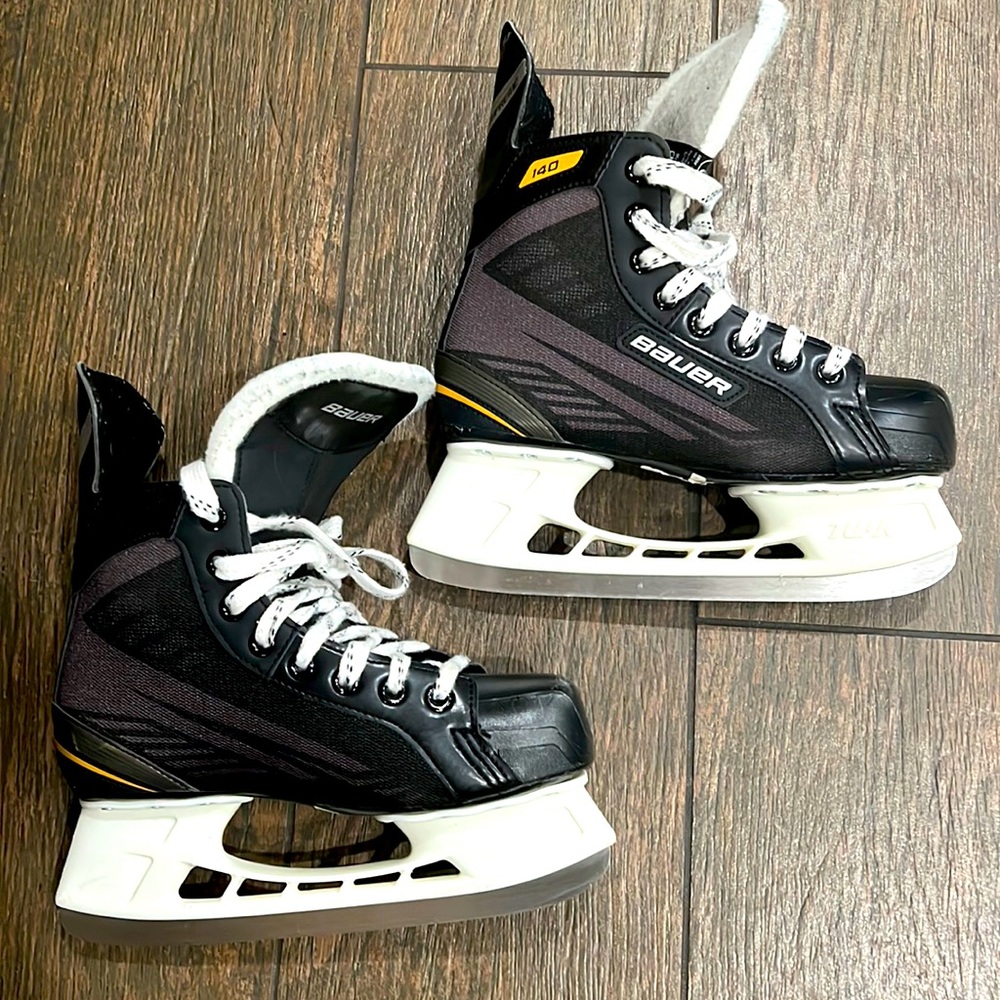 Ice skates, Bauer 140 hockey skates